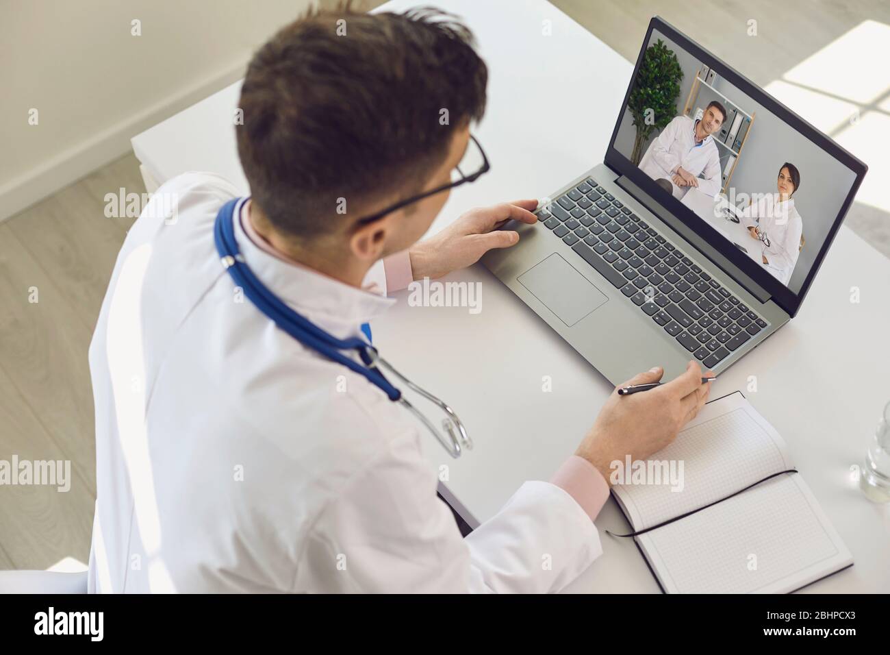 Gruppe von Ärzten Videokonferenz zu Ärzten sitzen in der Klinik Büro. Stockfoto