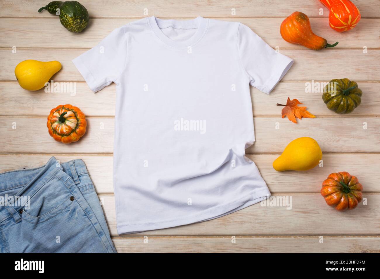 T-Shirt aus weißer Unisex-Baumwolle mit Herbstblatt und Kürbissen. Design T-Shirt Vorlage, T-Print Präsentation Mock up Stockfoto