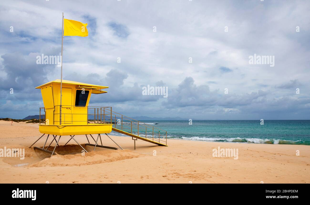Strand geschlossen Coronavirus, Strand geschlossen oder Abschaltung Konzept inmitten Covid 19, 2019-ncov zwingt internationale Regierungen, Strände weltweit abzusperren. , Stockfoto