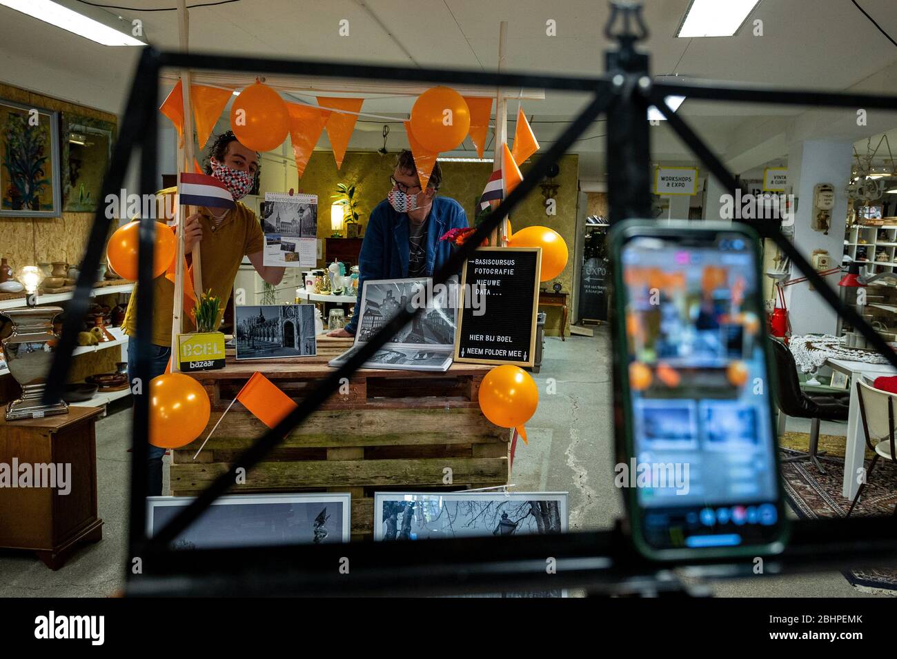 S-HERTOGENBESCH, 27. April 2020. , dutchnews, Koningsdag 2020, Kingsday 2020, digitaler kostenloser Markt auf instagram, online vrijmarkt via instagram Credit: Pro Shots/Alamy Live News Stockfoto