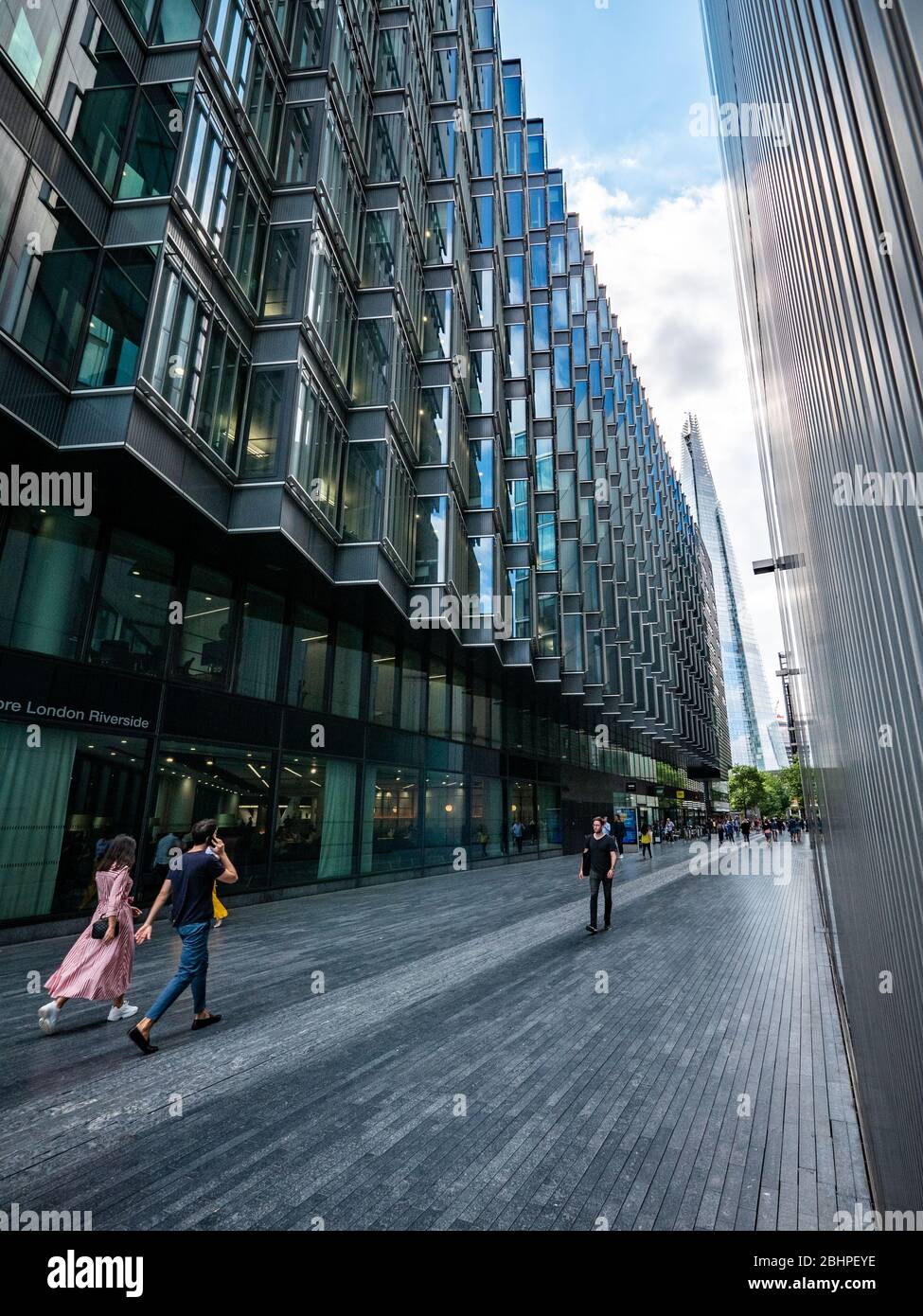Mehr London Riverside. Die neue Fußgängerzone für Geschäfts- und Einzelhandelsviertel Mehr London Riverside mit dem ikonischen Shard-Gebäude, das die Ferne dominiert Stockfoto