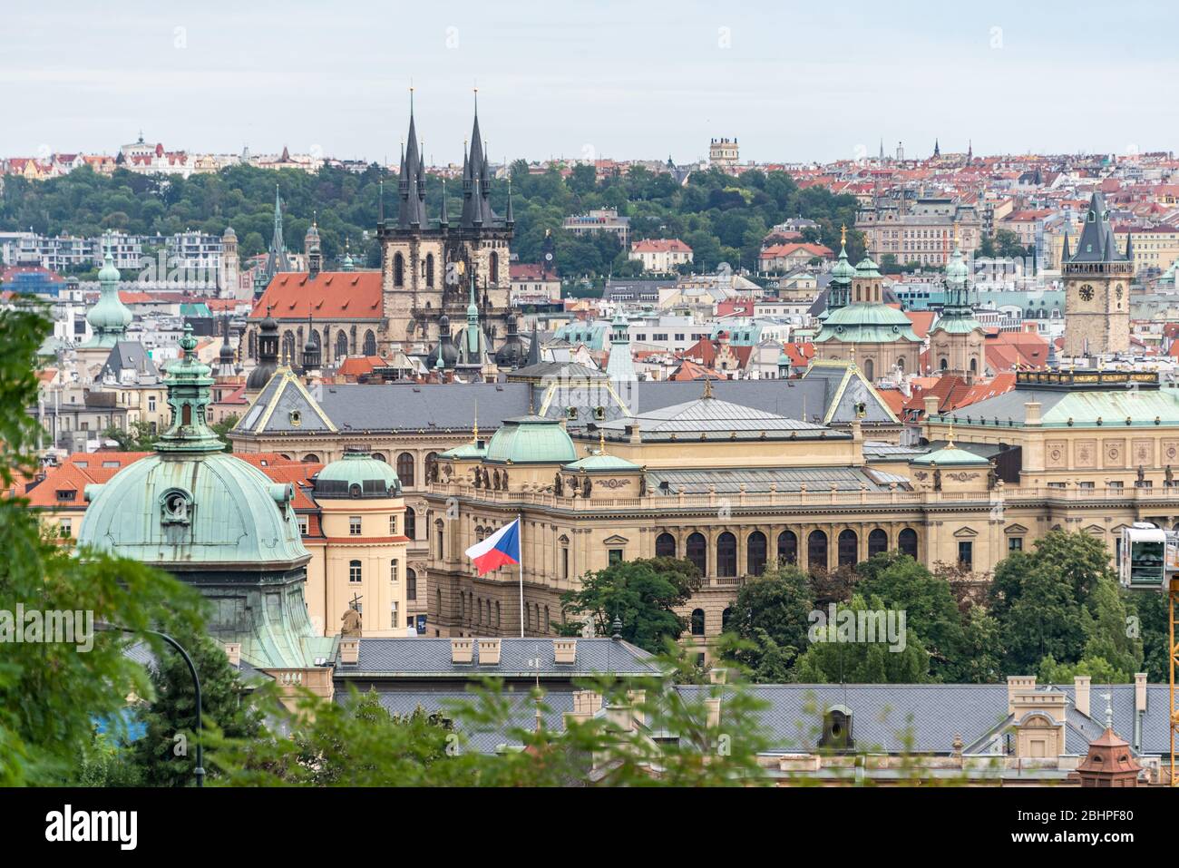 Blick über das Stadtbild von Prag an einem sonnigen Tag. Die Detailansicht des modernen und alten Stadtteils mit traditionellen roten Dächern. Stockfoto