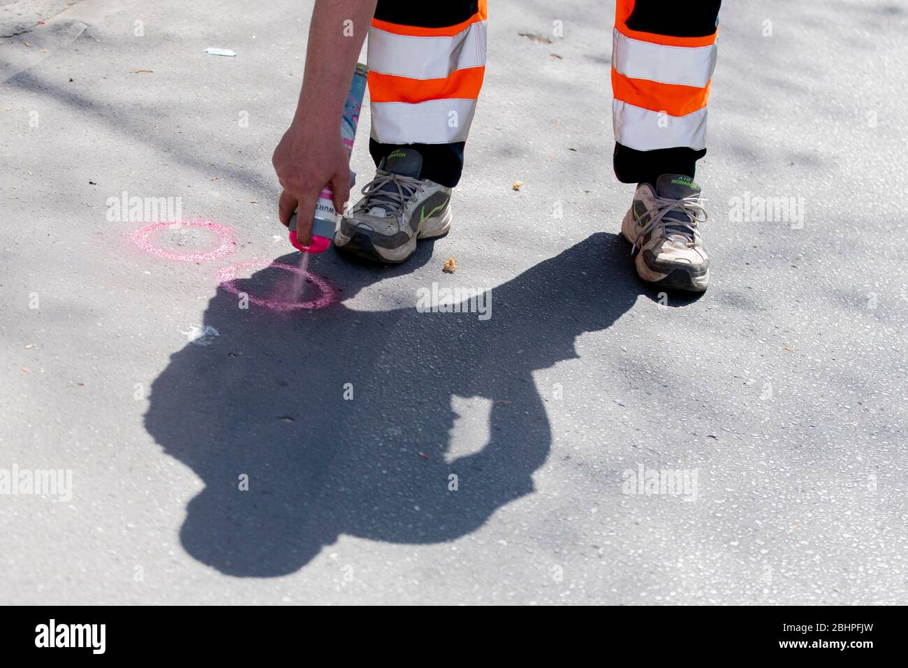 Berlin, Deutschland. April 2020. Ein Mitarbeiter eines Frässervice markiert Unebenheiten auf einem Fahrradweg in der Reinickendorfer Straße, bevor dieser gefräst wird. Die Fahrradspur ist für erhöhte Sicht und Sicherheit grün und in den Kreuzungsbereichen rot zu überstrichen. Quelle: Christoph Soeder/dpa/Alamy Live News Stockfoto