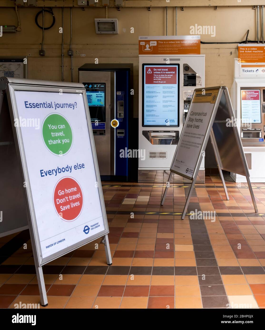 London Lockdown: Nur wichtige Reisemitteilungen an der Camden Road London Overground Station in Camden Town, die die Menschen dazu drängen, während einer Pandemie zu Hause zu bleiben Stockfoto