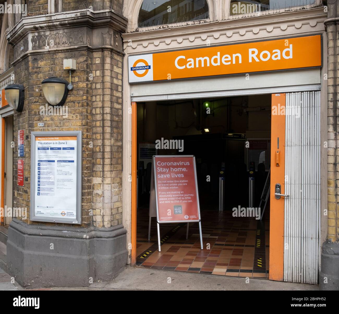 London Lockdown: Nur wichtige Reisemitteilungen an der Camden Road London Overground Station in Camden Town, die die Menschen dazu drängen, während einer Pandemie zu Hause zu bleiben Stockfoto