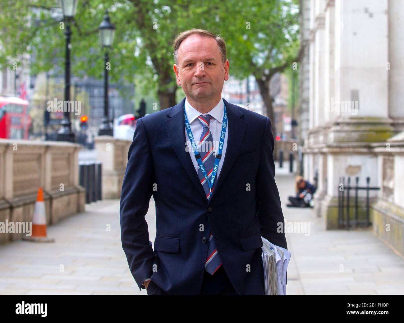London, Großbritannien. April 2020. Sir Simon Stevens, CEO des National Health Service, kommt zur Covid-19-Sitzung in Downing Street an. Stockfoto