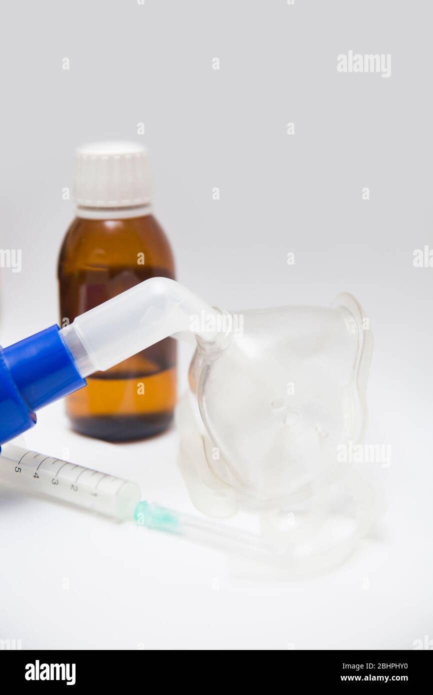 Medizinische Geräte zum Einatmen mit Atemschutzmaske, Vernebler auf dem weißen Tisch Stockfoto