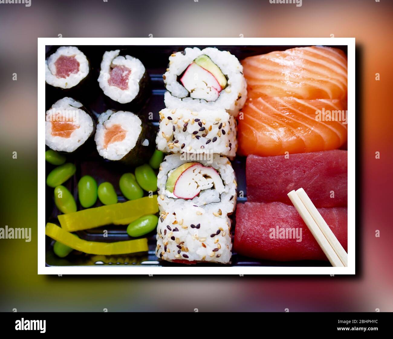 Sushi-Tablett mit verschwommener Kante Stockfoto