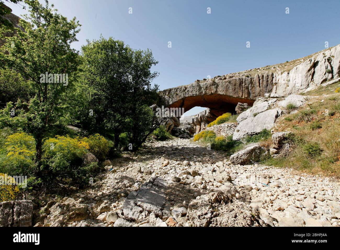 Naturstein Brücke Bogen Form, Jisr el Hajar, Faqra, Libanon Stockfoto