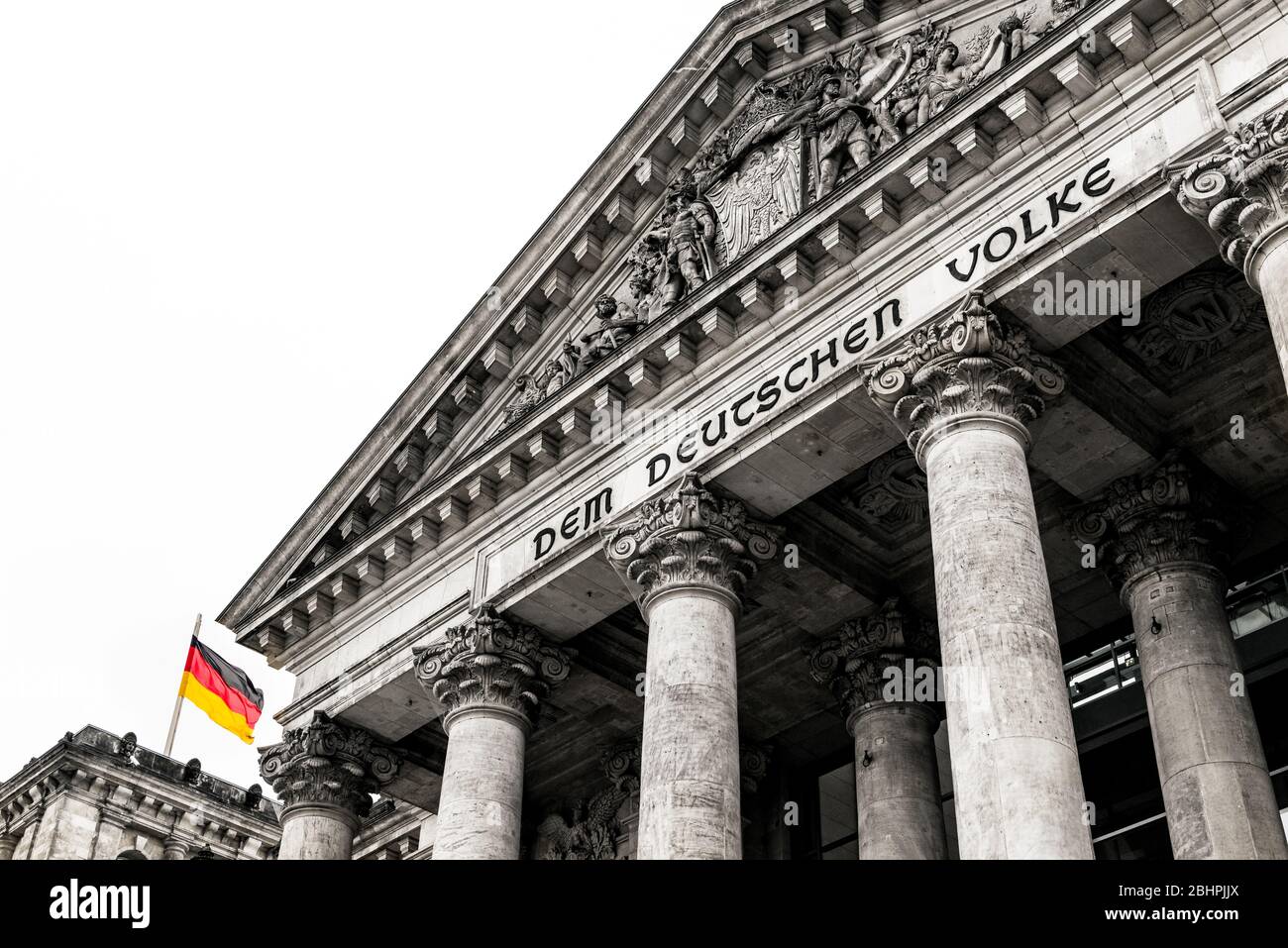 Vorderseite des Reichstagsgebäudes (Bundestag) in Berlin mit deutscher Flagge Stockfoto