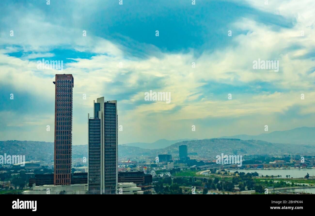 Izmir, Türkei - 2019 : Neuer Skycrapers Bezirk von Izmir Blick auf die Stadt von Bayrakli. Izmir ist die drittgrößte Stadt der Türkei. Stockfoto