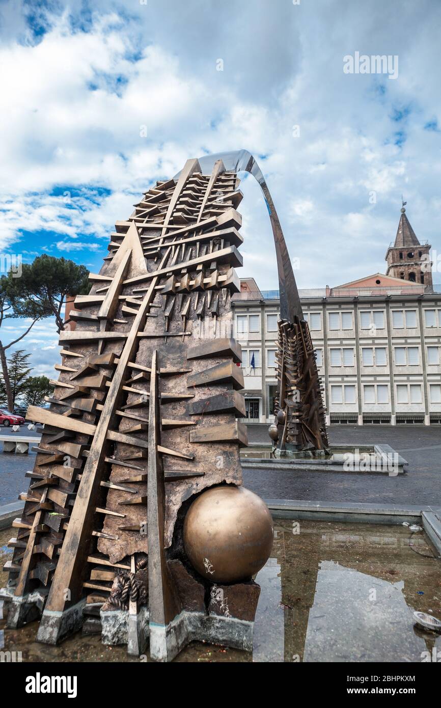 Tivoli, Italien. 01. Februar 2015: Bogen der Gründerväter auf der Piazza Garibaldi, von Bildhauer Arnaldo Pomodoro 2009. Stockfoto