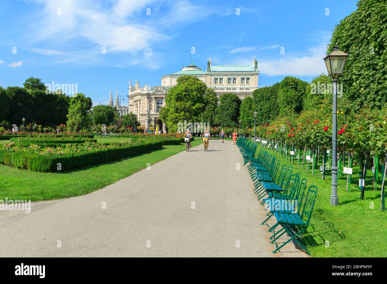 Wien, Österreich - 23. Juli 2017:Volksgarten Park mit Blick auf das berühmte Wiener Burgtheater in Wien, Österreich Stockfoto