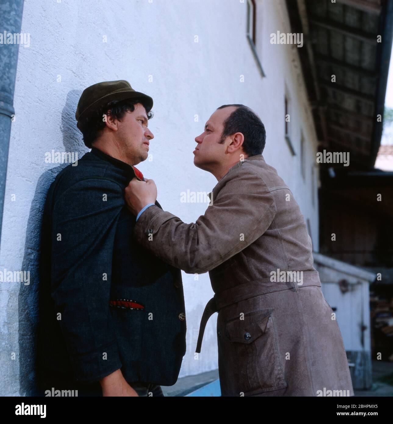 Jörg Hube drückt gerhard Polt an die Wand in der Gerichtsvollzieher, Regie: Peter Weck, 1981. Jörg Hube schiebt Gerhard Polt in der Gerichtsvollzieher gegen die Wand, Regie: Peter Weck, 1981. Stockfoto