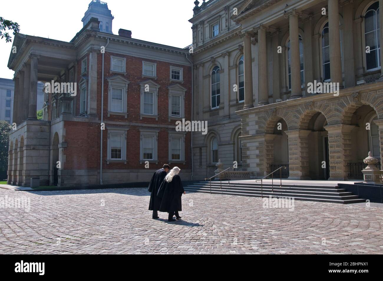 Toronto, Ontario / Kanada - 06-17-2010: Osgoode Hall - architektonisch bedeutsame Gebäude aus dem 19. Jahrhundert, in dem derzeit Anwaltskanzleien und Gerichte untergebracht sind. Stockfoto