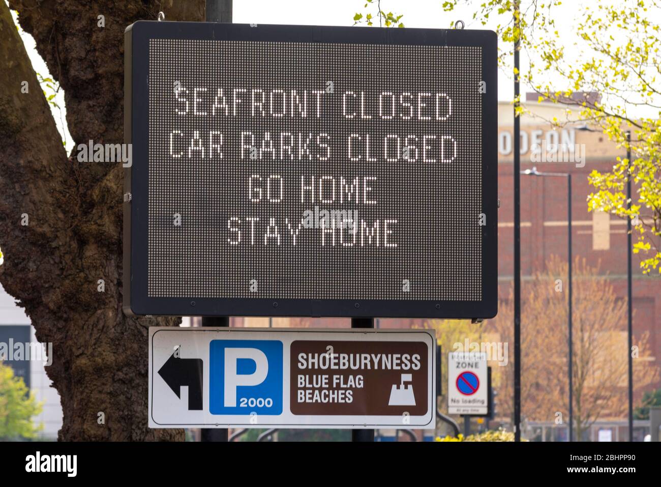 Strandpromenade geschlossen, Parkplätze geschlossen, gehen gome, bleiben Sie zu Hause Matrix-Schild während der COVID-19 Coronavirus Pandemie Ausbruch Periode, Southend on Sea, Essex, Großbritannien Stockfoto