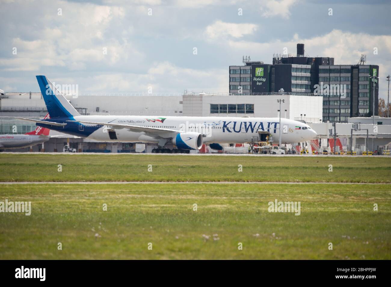 Glasgow, Großbritannien. April 2020. Im Bild: Ein Boeing 777-300 Flugzeug von Kuwait Airways, das gerade am Flughafen Glasgow gegen 11.40 Uhr gelandet ist, heute während der verlängerten Sperrung des Coronavirus (COVID19). Kuwait Airways schließt die zweite Phase der Rückführungsflüge für Kuwait-Staatsangehörige ab, die aufgrund des Coronavirus-Ausbruchs im Ausland gestrandet sind. Glasgow Airport hat derzeit keine Linienflüge von oder nach Kuwait, weshalb dieses Flugzeug in Glasgow gesehen ist sehr interessant. Quelle: Colin Fisher/Alamy Live News Stockfoto