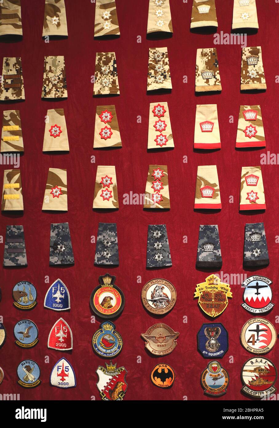Rang und andere militärische Abzeichen im Militärmuseum, Riffaa, Königreich Bahrain Stockfoto