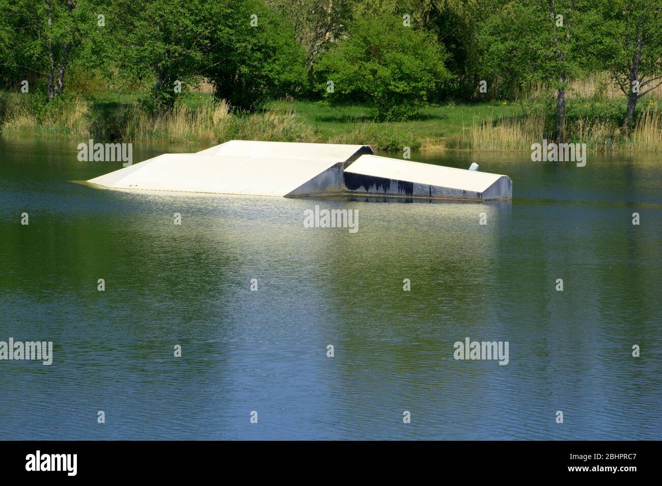Eine einzige Wasserski-Rampe in Wake Board Park Stockfoto