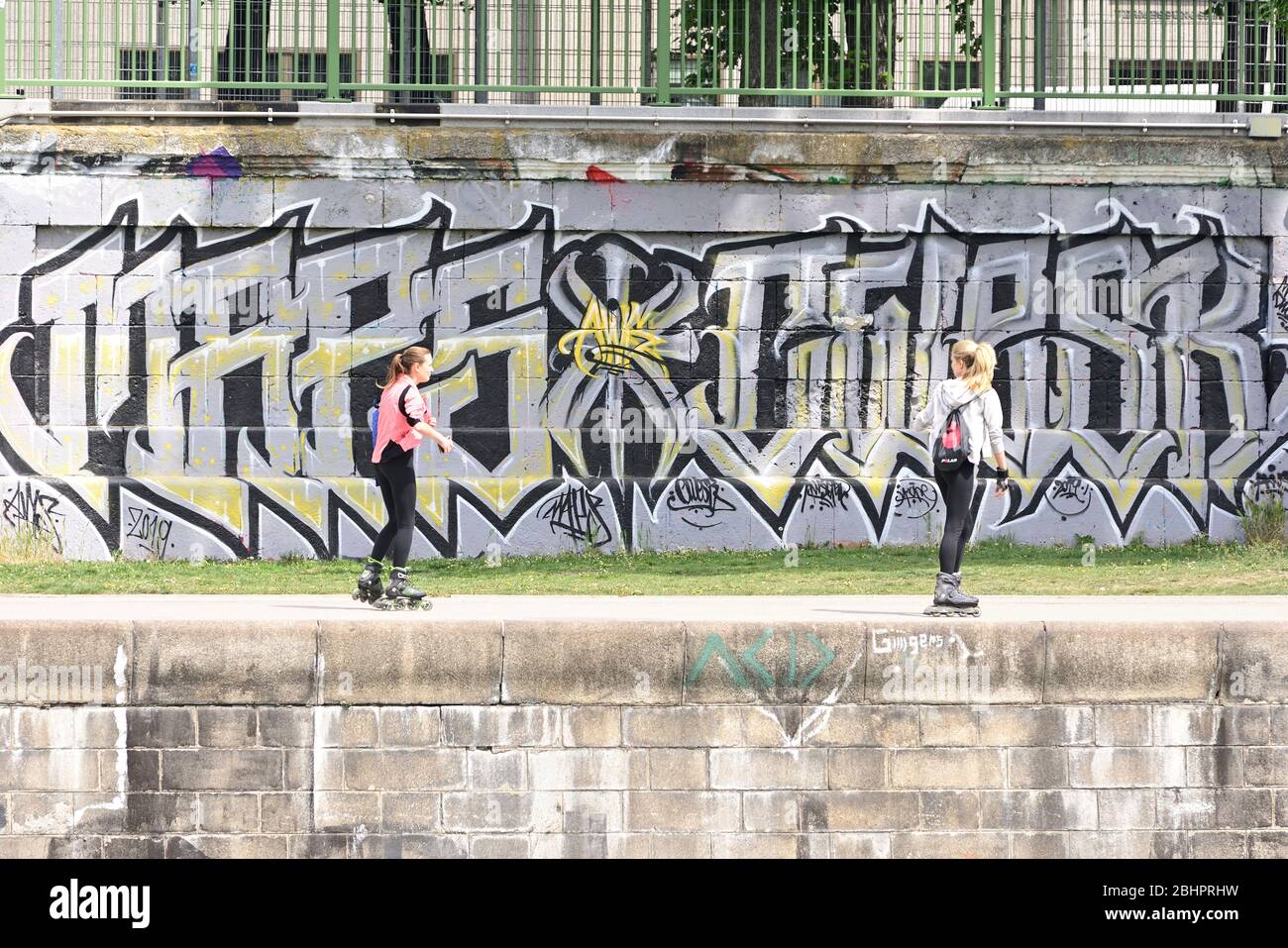 Wien, Österreich. 27. April 2020. Die Ausstiegsbeschränkungen in Österreich wurden bis Ende April 2020 verlängert. Unter bestimmten Bedingungen sind Freizeitsportarten und Freizeitaktivitäten erlaubt. Kredit: Franz Perc / Alamy Live News Stockfoto