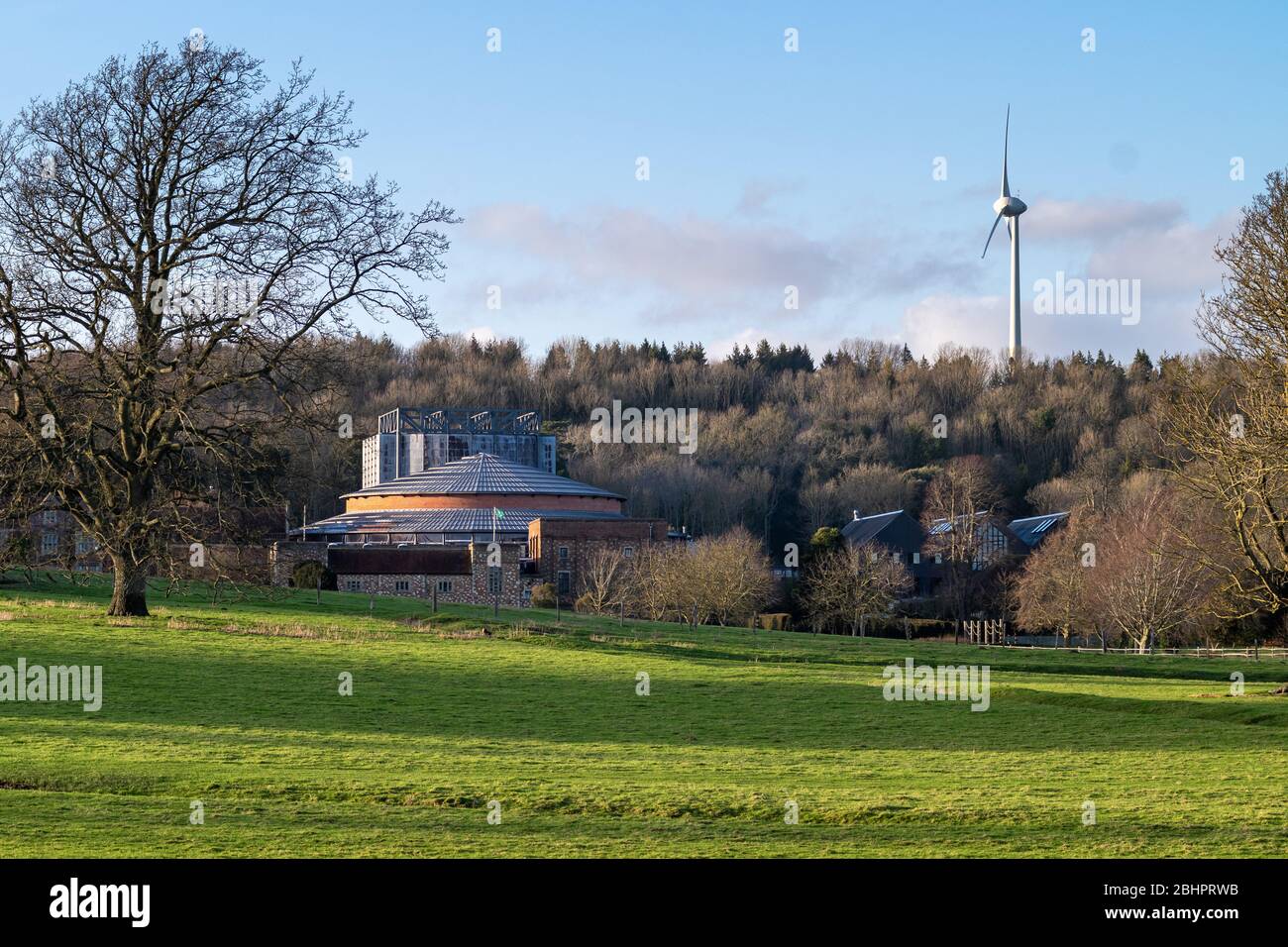 Glyndebourne Opera House und Windturbine, East Sussex, Großbritannien Stockfoto