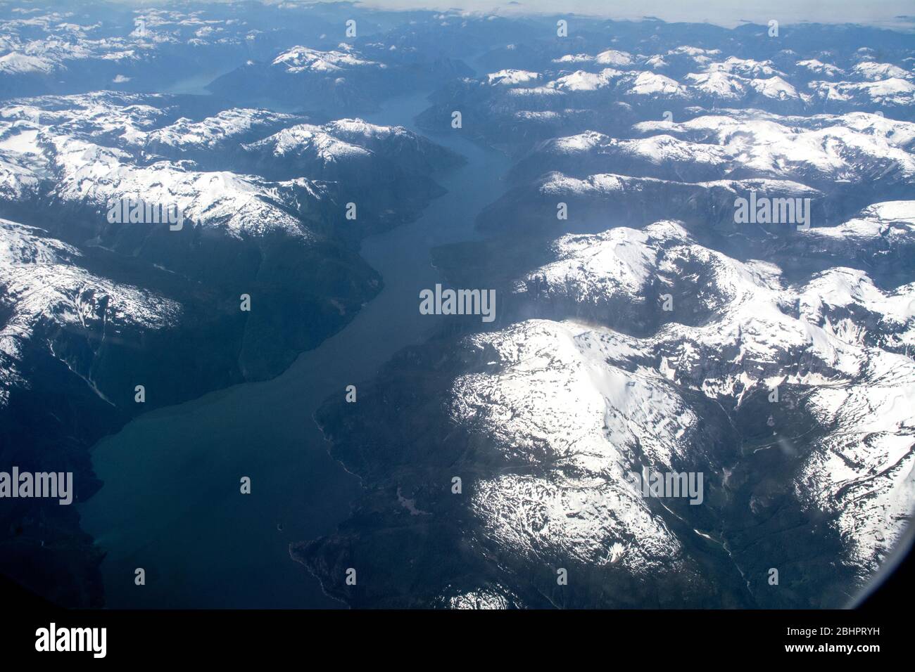 Eine Luftaufnahme des Dean Channel des Pazifischen Ozeans und der inneren Coast Mountains, im Great Bear Rainforest, British Columbia, Kanada. Stockfoto