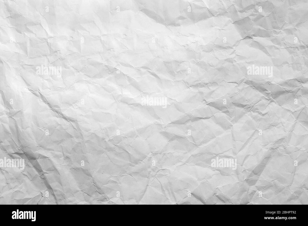 Vollformat-Textur von leerem zerknittert und zerknittert weißem Papier Hintergrund. Stockfoto