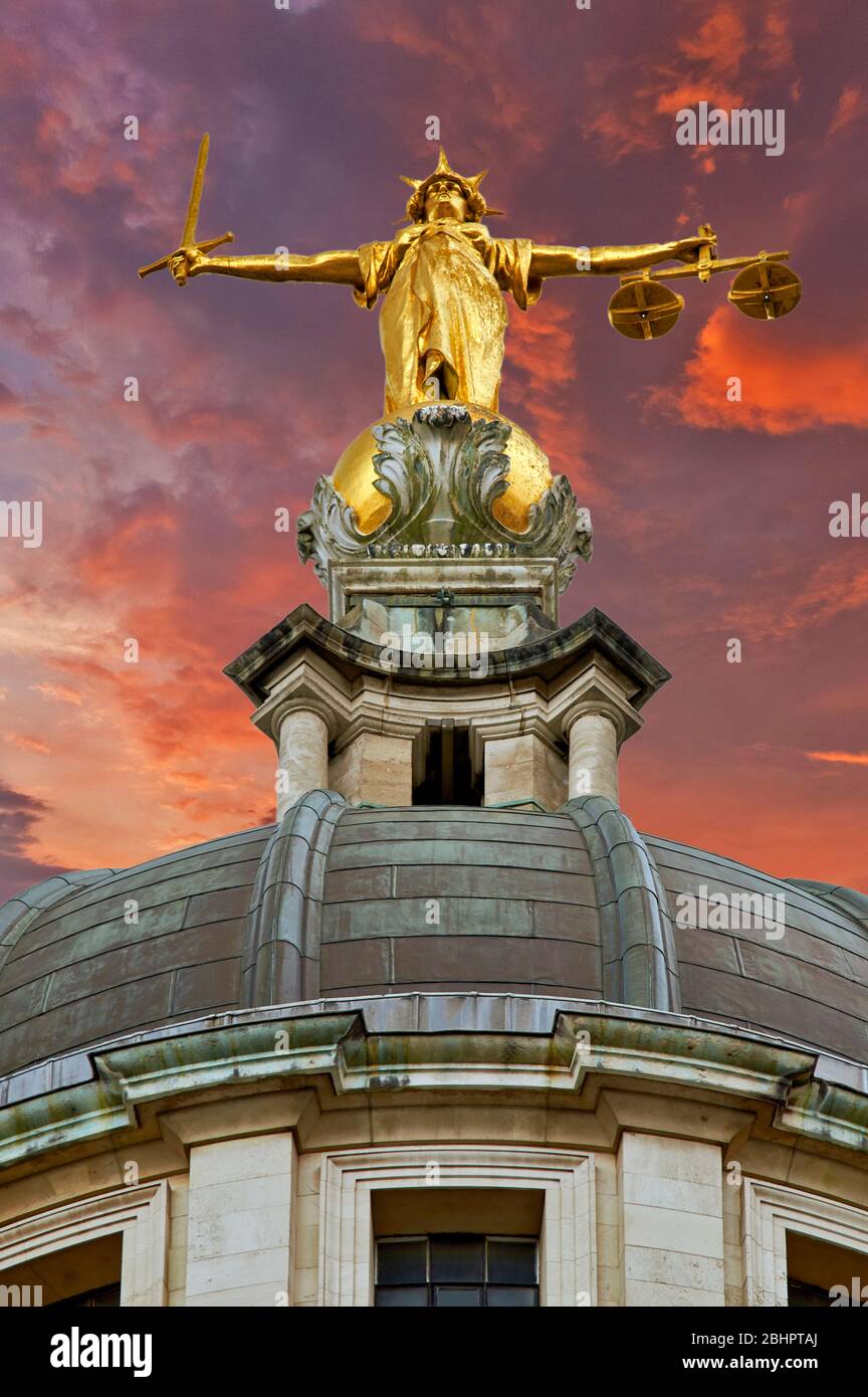 LONDON DIE ALTE BAILEY STRAFGERICHTSHOF LADY JUSTICE STATUE IN GOLD AUF DER KUPPEL MIT EINEM ROTEN HIMMEL Stockfoto