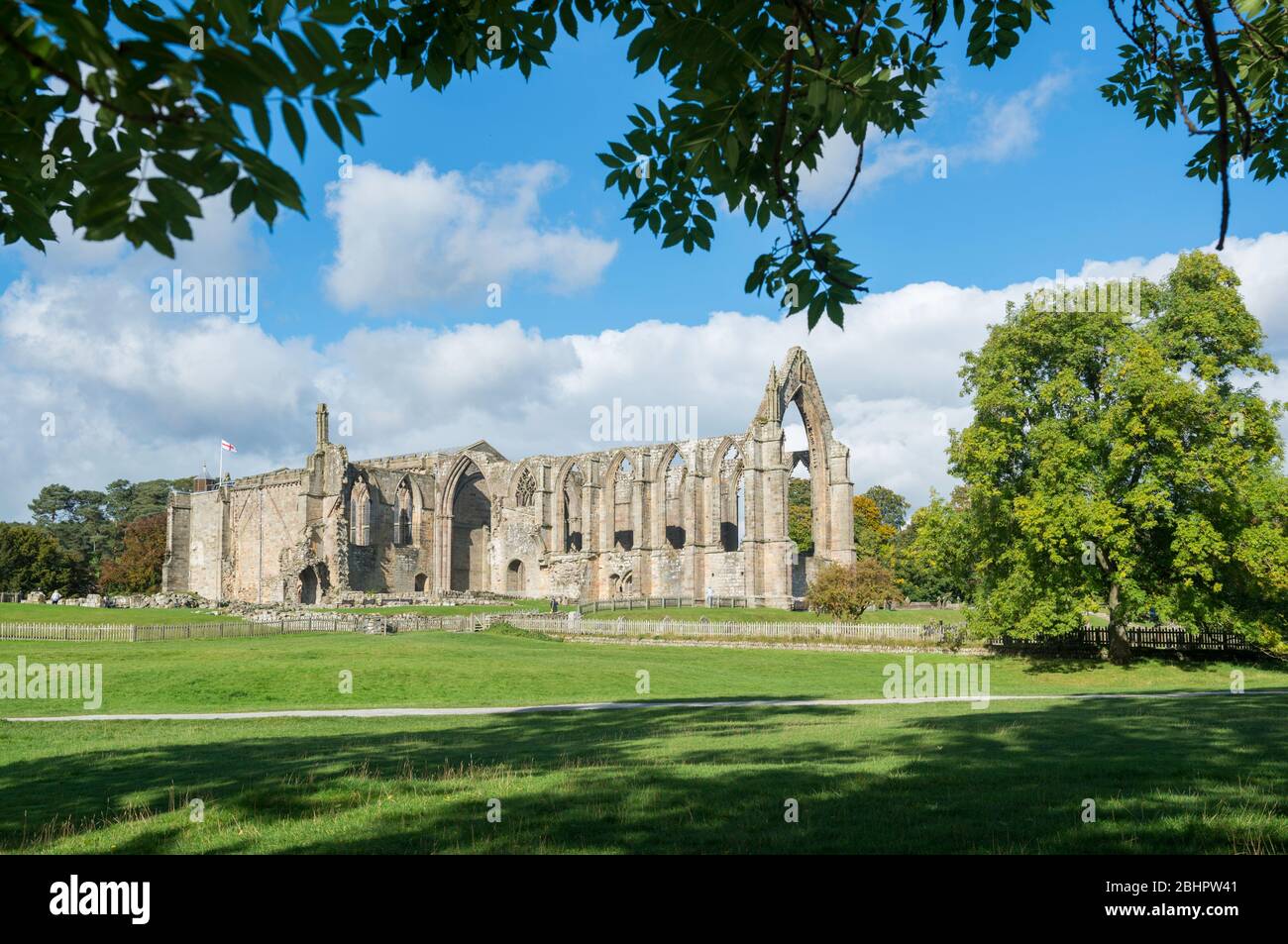 Herbstansicht der Ruinen Bolton Priory, eine historische Besucherattraktion in Wharfedale, North Yorkshire Stockfoto