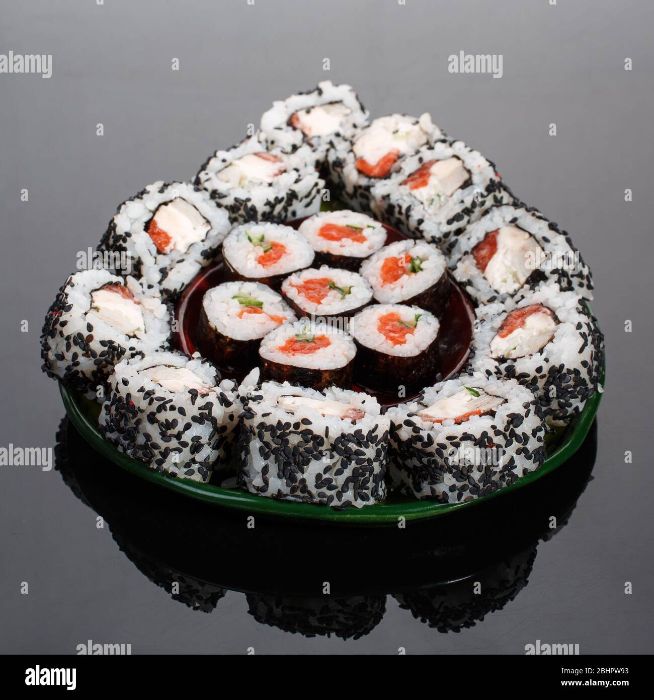 Japanisches Sushi-Essen. Maki-Brötchen und Uramaki mit Thunfisch, Lachs ...