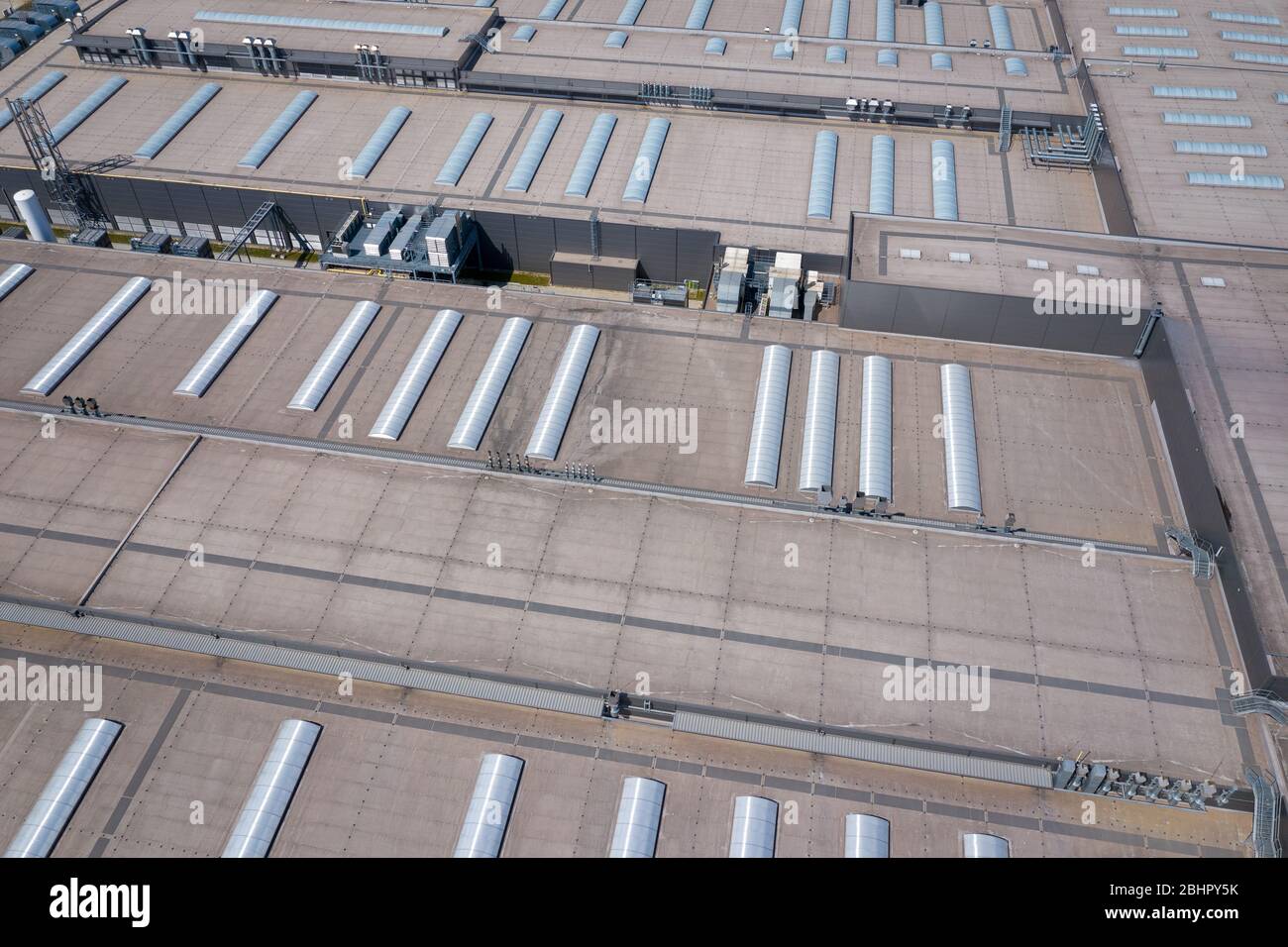 Industrie. Luftaufnahme des großen Daches der Fabrik. Drohne von oben geschossen. Stockfoto