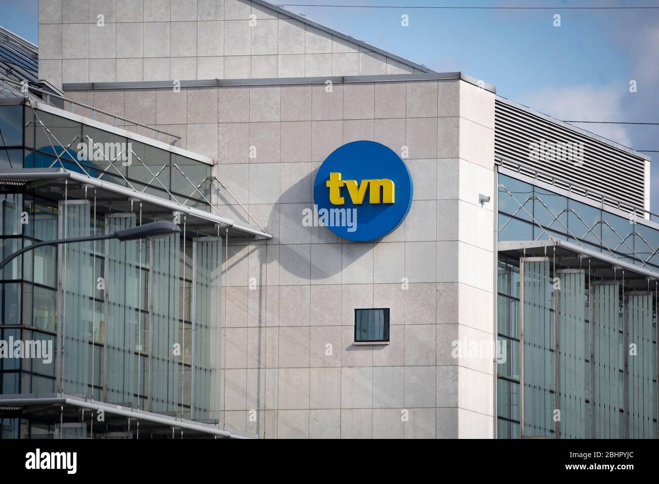 Die Zentrale Des Fernsehsenders Tvn Ist Am 22 April 2020 In Warschau Zu Sehen Tvn Im Besitz Der Amerikanischen Discory Corporation Wurde Vom Staatlichen Tvp Sender Beschuldigt Gefalschte Nachrichten Zu Betrugen Die Amerikanische