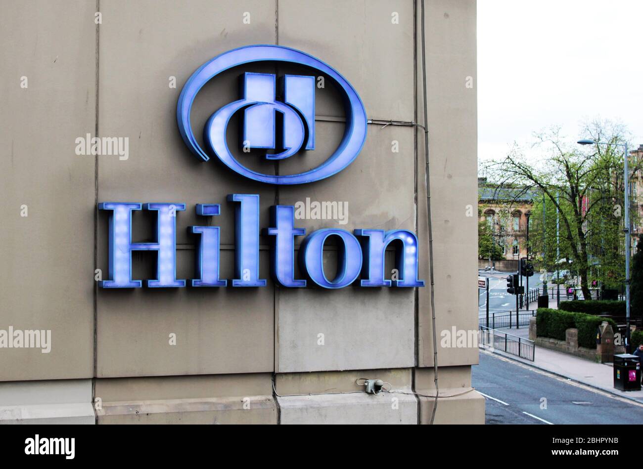 Ein HILTON-Hotel-Schild an einem ihrer Hotels im West End von Glasgow. Stockfoto