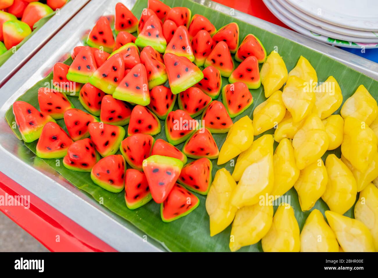 Thai-Gelee Pudding genannt Look Chub, die aus süßen gehackten Bohnen mit  Jelatin und in Wassermelone und Durian Form gecoted wurden gemacht  Stockfotografie - Alamy