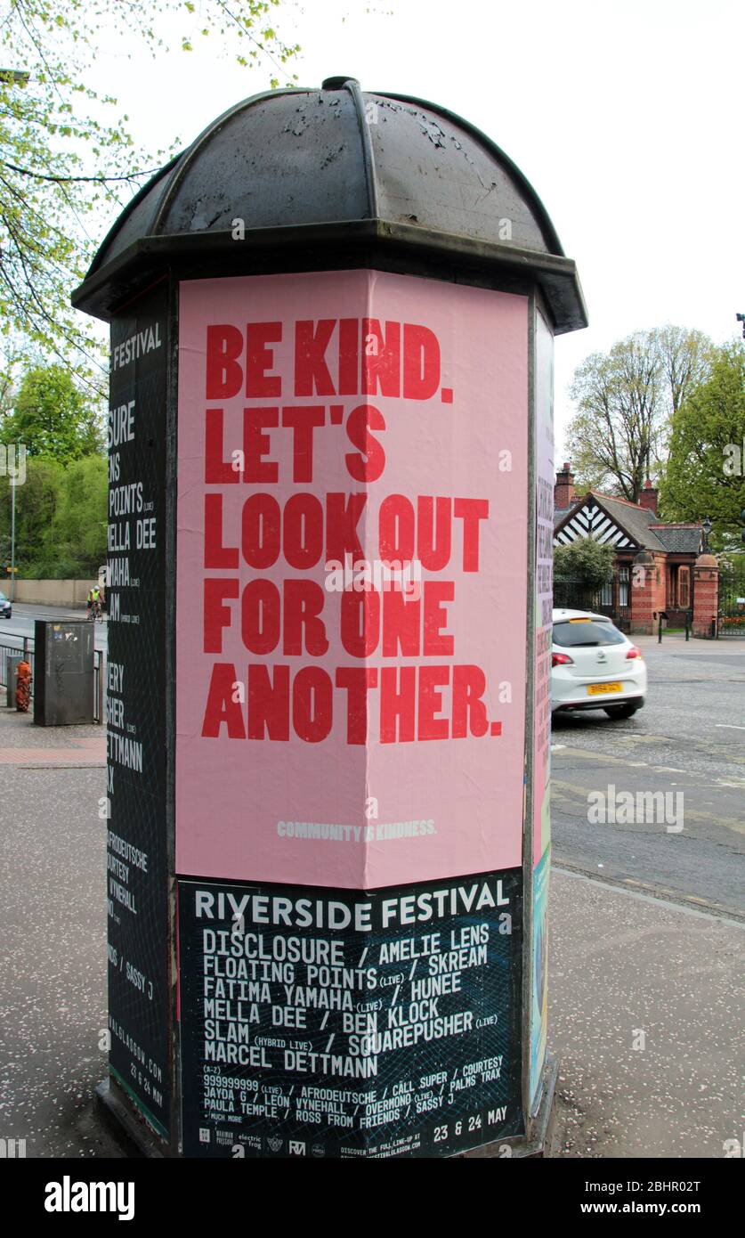 Eine Werbungsposten in Glasgow hat ein Plakat mit einer Botschaft, die uns bittet, freundlich zu sein und aufeinander zu achten. Dies ist ein Hinweis auf die Pandemie von Covid-19 und Coronavirus, die in Großbritannien ausgebrochen ist und von der Regierung vorhin eine Politik der Blockade und des Bleibenheims verlangt. April 2020. ALAN WYLIE/ALAMY© Stockfoto