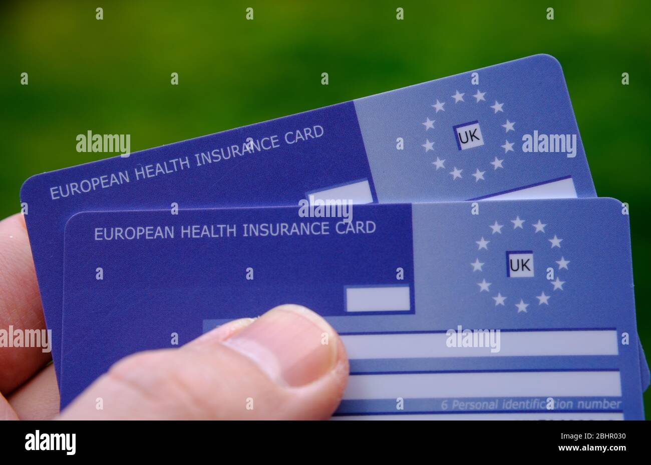 Stone, Staffordshire / Großbritannien - April 27 2027: Europäische Krankenversicherungskarte in der Hand. Die EHIC-Karte deckt Sie gegen Krankheit oder Verletzung in Europa ab. Stockfoto