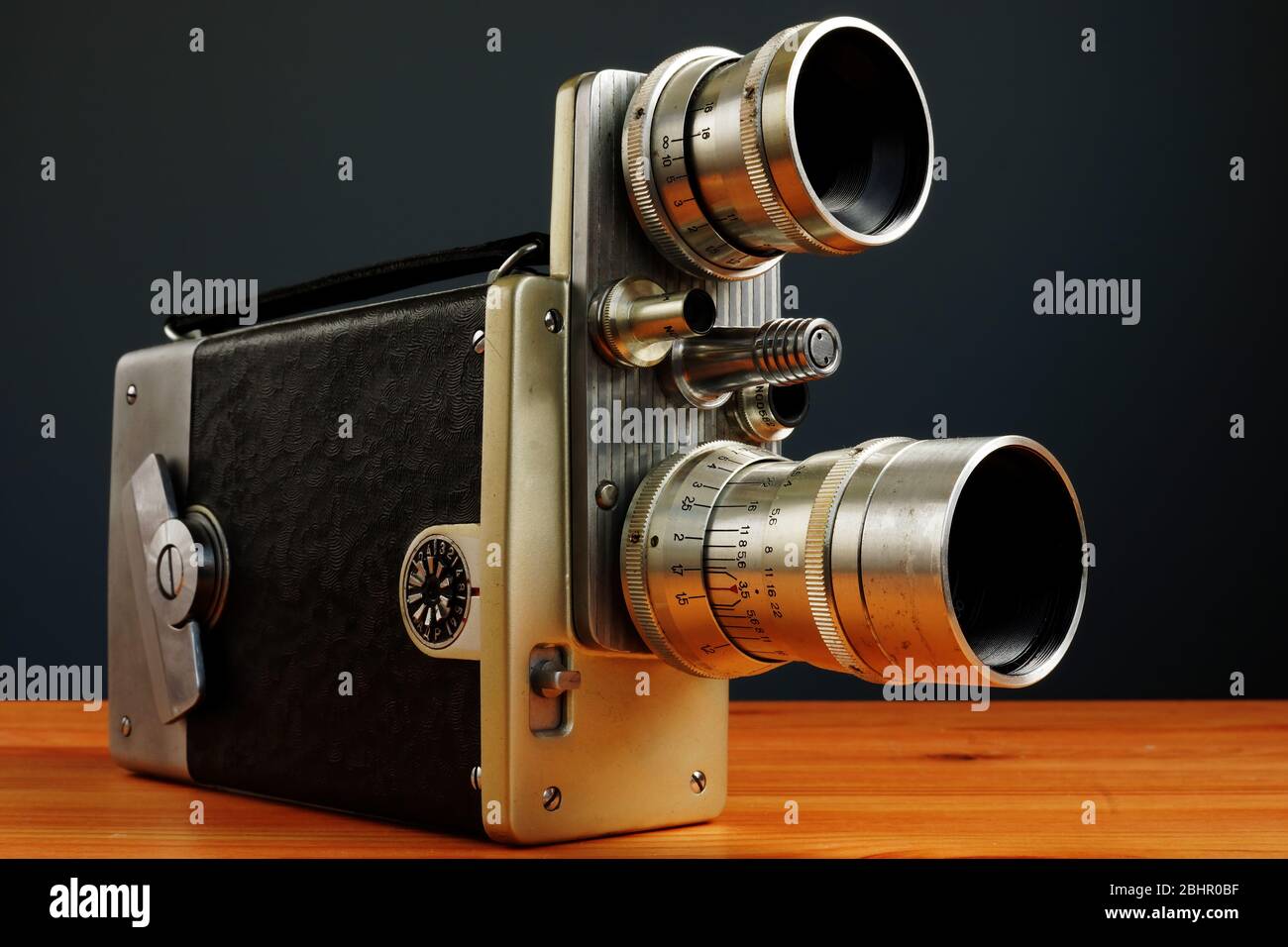 Alte Retro-Filmkamera. Videoaufnahme und Blogging-Konzept. Stockfoto