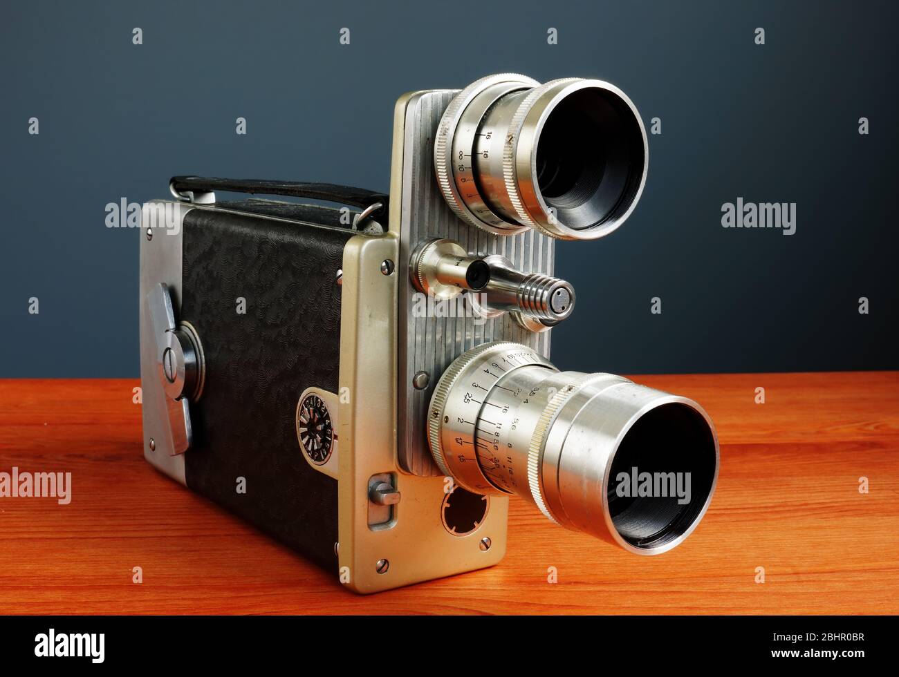 Kompakte Vintage-Filmkamera. Kreatives Videoblog- oder vlog-Konzept. Stockfoto