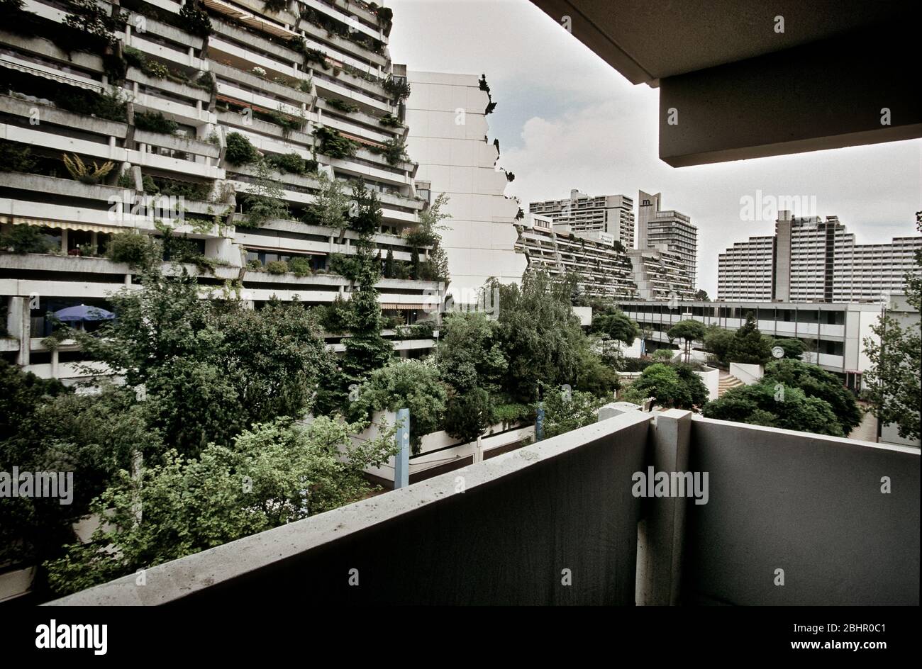 Olympisches Dorf, Balkon der ehemaligen Unterkunft des israelischen Olympia-Teams 1972 Conollystraße 31 in München, von wo aus palästinensische Terroristen die Geiselnahme-Wohnung bewachten. Stockfoto