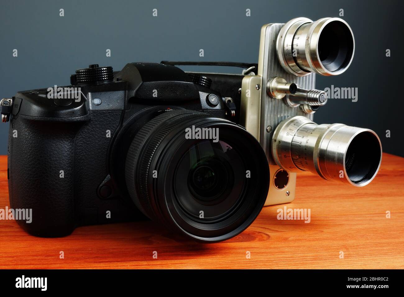 Vintage Retro Filmkamera und moderne Kamera für Videoaufnahmen. Stockfoto