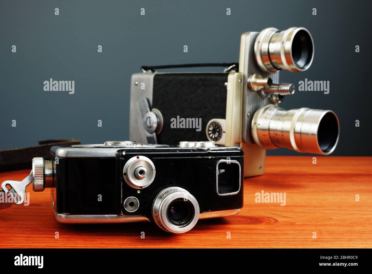 Alte Kompaktkameras für die Aufnahme von Filmen. Video-Blogging-Konzept. Stockfoto