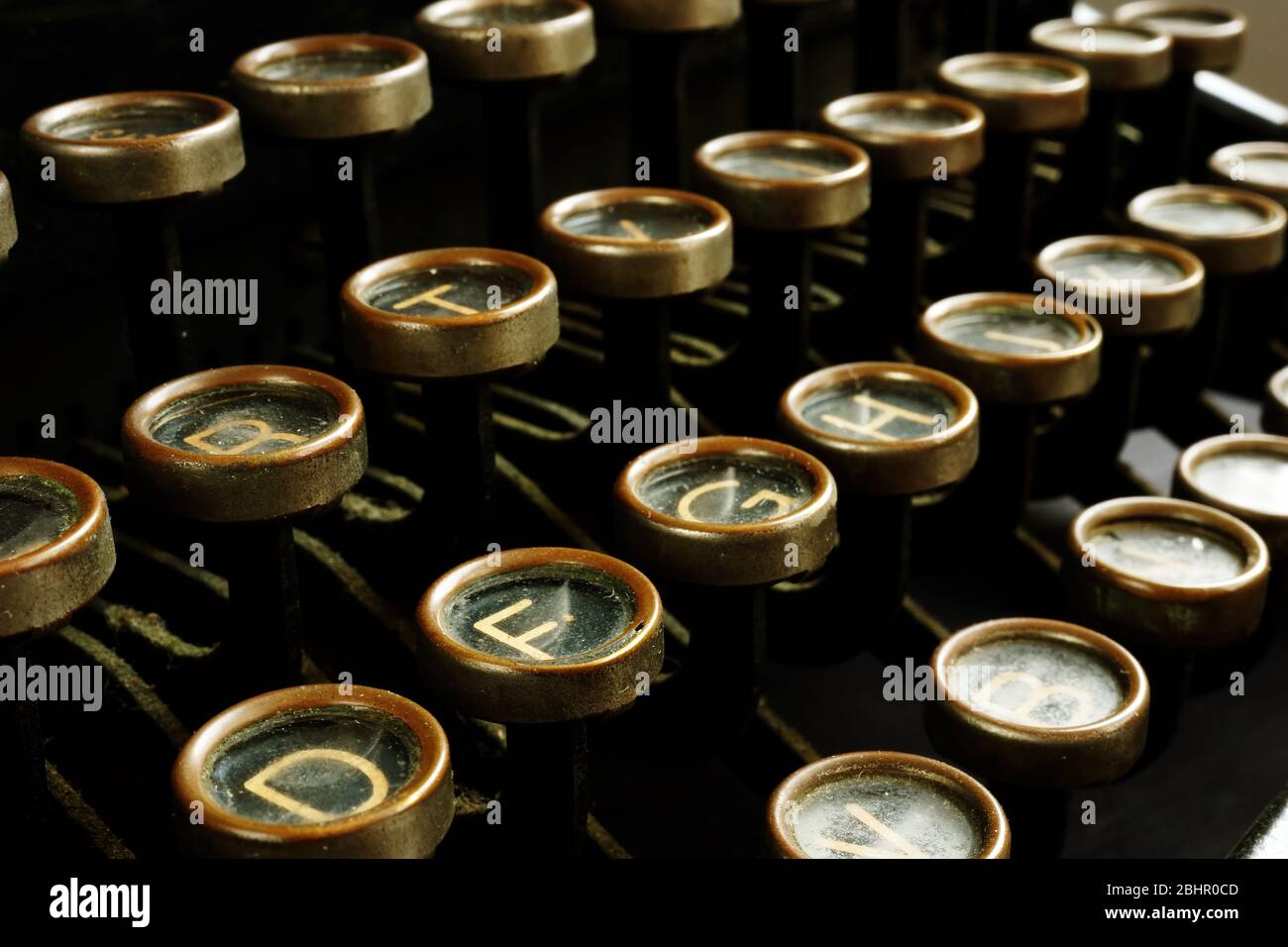 Nahaufnahme von antiken Schreibmaschinenschlüsseln im Retro-Stil. Content Marketing Konzept. Stockfoto