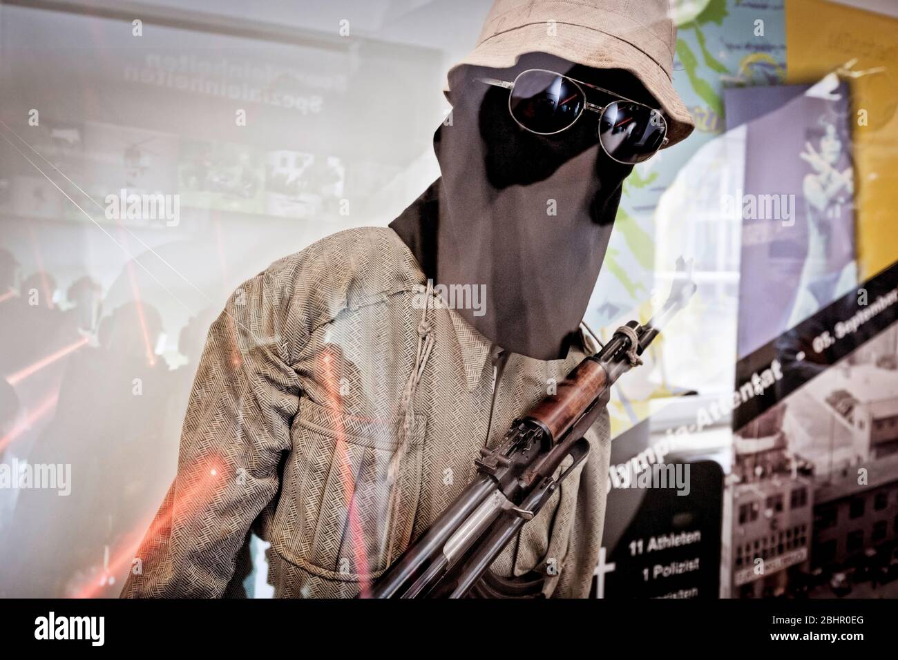 In der Beweiskammer des Polizeihauptquartiers in München sind die Kleidung und Waffen des Terroristenführers Issa ausgestellt, die er bei der Ermordung des israelischen Olympia-Teams 1972 trug. Stockfoto