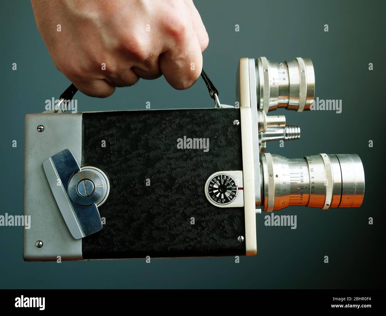 Hand hält Retro-Filmkamera. Video Content Marketing und Blogging Konzept. Stockfoto