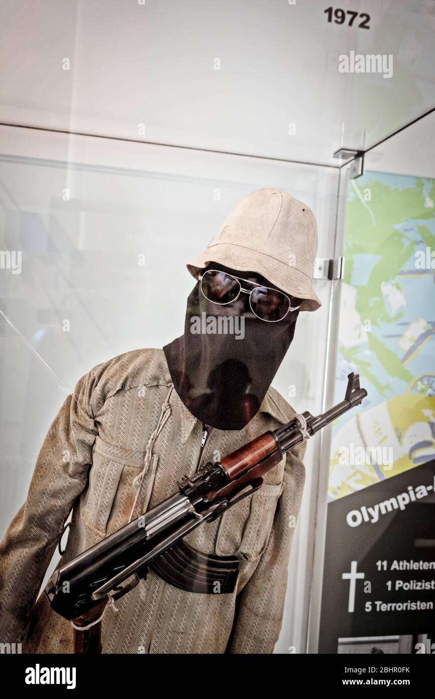 In der Beweiskammer des Polizeihauptquartiers in München sind die Kleidung und Waffen des Terroristenführers Issa ausgestellt, die er bei der Ermordung des israelischen Olympia-Teams 1972 trug. Stockfoto