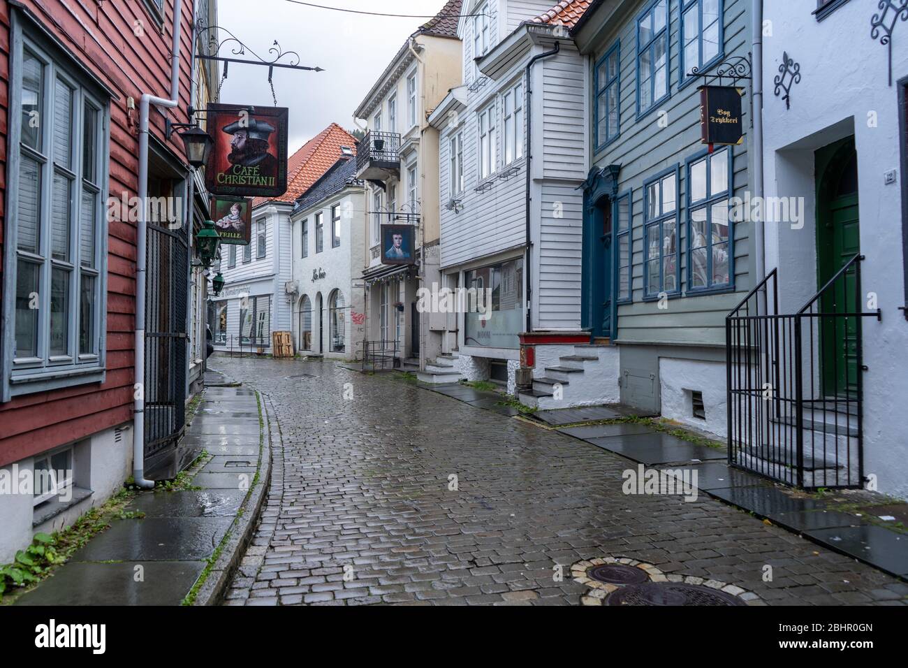 Straße von Bergen Stadt in einem regnerischen Tag. Viele historische Holzhäuser und Straße aus Pflastersteinen. Stockfoto