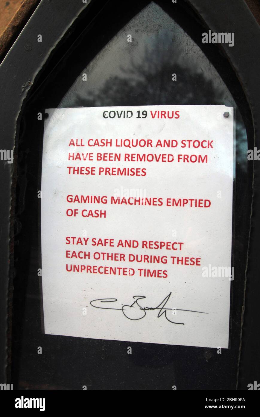 Ein Schild außerhalb des West End, der Unterhaltungsstätte, Oran Mor, sagt seinen Kunden, dass der Veranstaltungsort in Glasgow derzeit aufgrund der Covid-19- und Coronavirus-Pandemie in Großbritannien geschlossen ist und das Land in der Sperrung ist. April 2020. Stockfoto