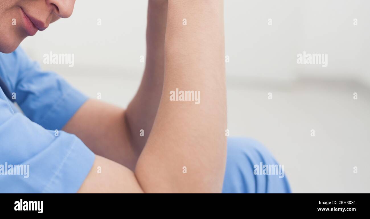 Mitte der Ärztin im Krankenhaus während der Pandemie Coronavirus Stockfoto