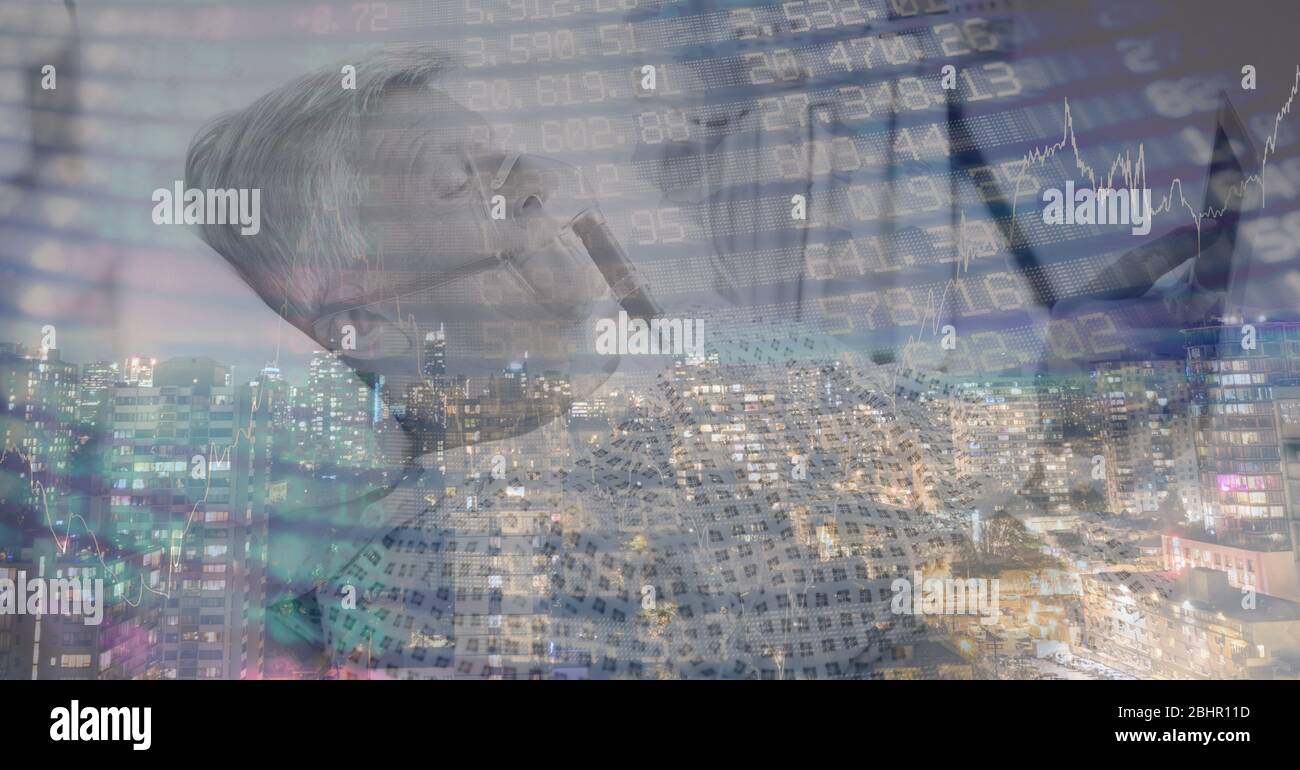 Digitale Darstellung eines älteren männlichen Patienten, der im Krankenhausbett liegt, mit Datenverarbeitung über Cityscap Stockfoto