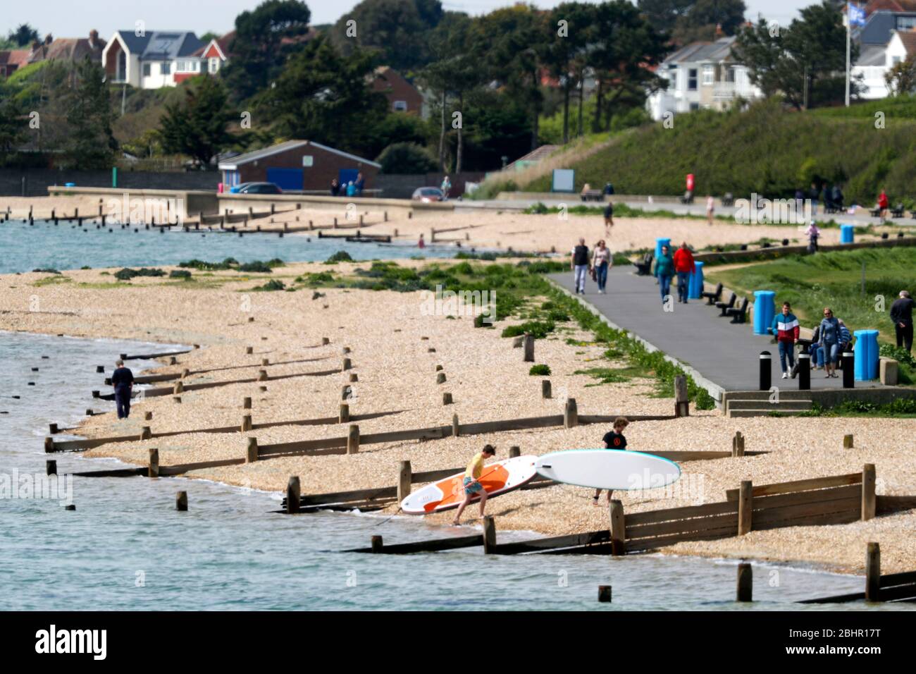 Menschen am Strand von Lee-on-Solent, Hampshire, während Großbritannien weiterhin in der Blockierung bleibt, um die Ausbreitung des Coronavirus einzudämmen. Stockfoto